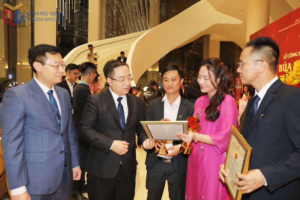 Đồng chí Đặng Xuân Phương, nguyên Phó Bí thư Tỉnh ủy trò chuyện cùng lãnh đạo, phóng viên Trung tâm Truyền thông tỉnh đoạt giải C Giải báo chí toàn quốc về xây dựng Đảng - Giải 
