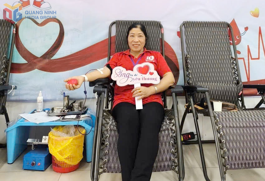Bà Trần Thị Minh tham gia hiến máu tình nguyện tại Bệnh viện Bãi Cháy tháng 3/2025.
