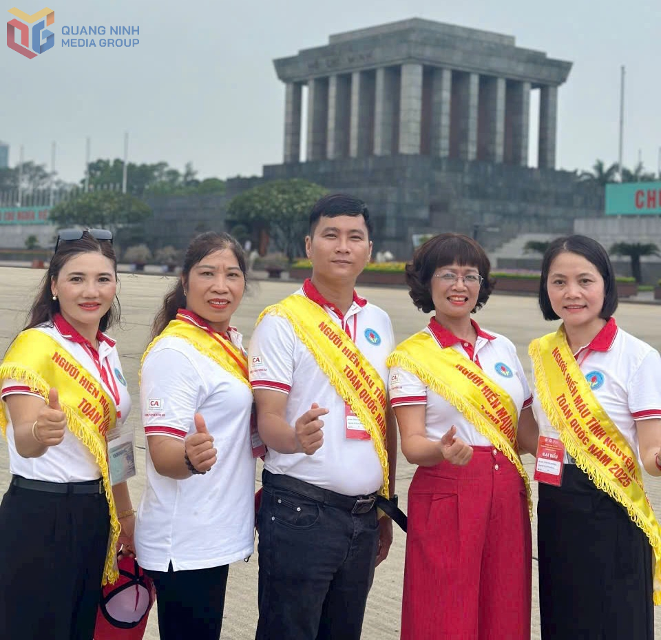 Bà Trần Thị Minh (thứ 2 trái sang) thành viên CLB Hiến máu tình nguyện phường Bãi Cháy (TP Hạ Long) cùng các đại biểu thăm lăng Chủ tịch Hồ Chí Minh tháng 6/2025.