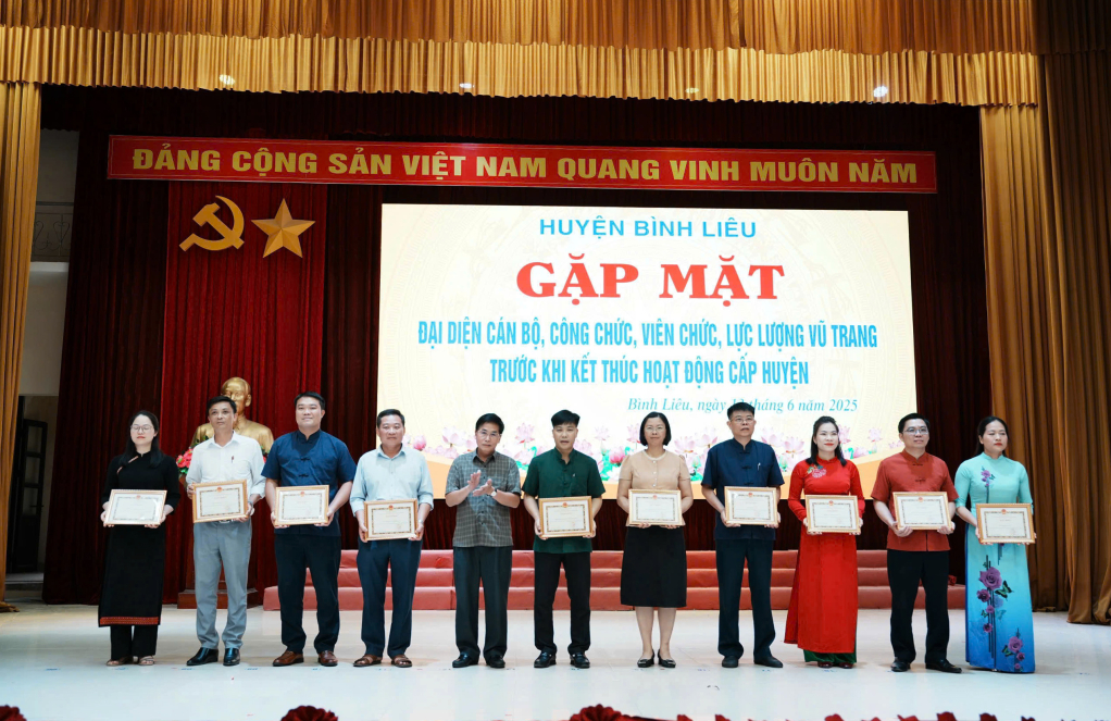 Huyện ủy Bình Liêu khen thưởng các tập thể có thành tích xuất sắc trong thực hiện phong trào thi đua