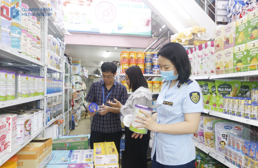 Các lực lượng chức năng thành phố Móng Cái kiểm tra công tác đảm bảo ATTP tại một cơ sở trên địa bàn. Ảnh: Thái Cảnh