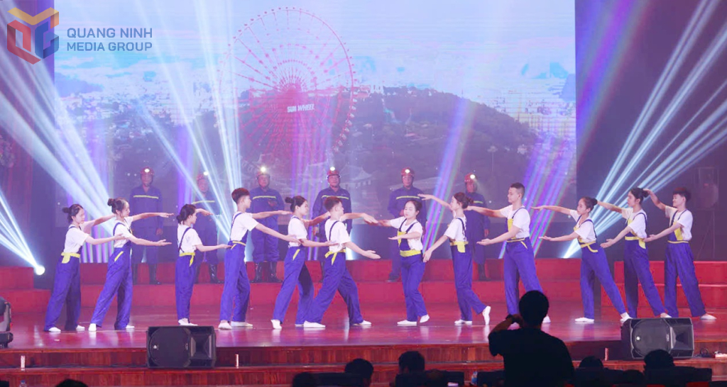 Nhóm học sinh khuyết tật trí tuệ, khiếm thính múa phụ họa cho bài hát 