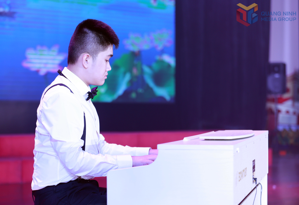 Em Phạm Tiến Dũng, học sinh lớp 9C, Trường THCS Hồng Hải (TP Hạ Long) khuyết tật trí tuệ biểu diễn đàn piano tại Hội thi.