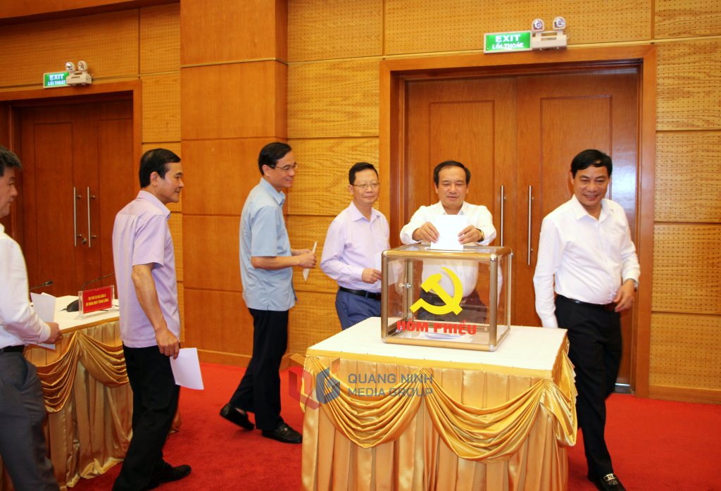 Cụm thi đua số 2 suy tôn Ủy ban Kiểm tra Tỉnh ủy Quảng Ninh nhận Cờ thi đua của Ủy ban Kiểm tra Trung ương nhiệm kỳ 2020-2025.