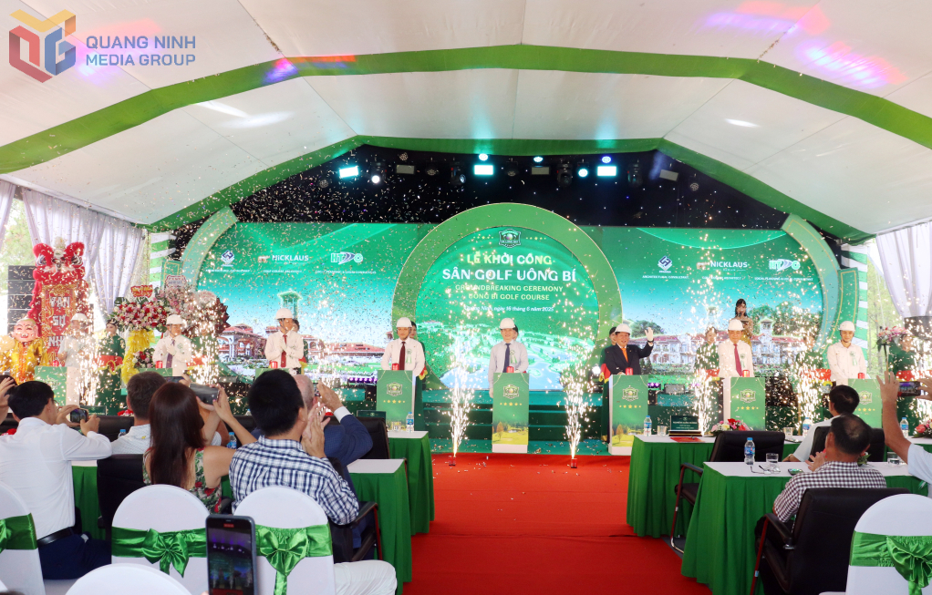 Các đại biểu thực hiện nghi thức nhấn nút khởi công dự án Sân golf Đông Triều.