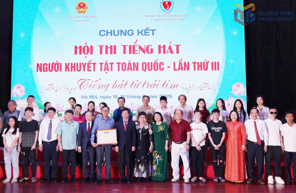 Lãnh đạo Ban Tuyên giáo và Dân vận Trung ương; Hội Bảo trợ Người khuyết tật và Trẻ mồ côi Việt Nam trao giải nhì toàn đoàn cho Đoàn Văn nghệ Người khuyết tật tỉnh Quảng Ninh.