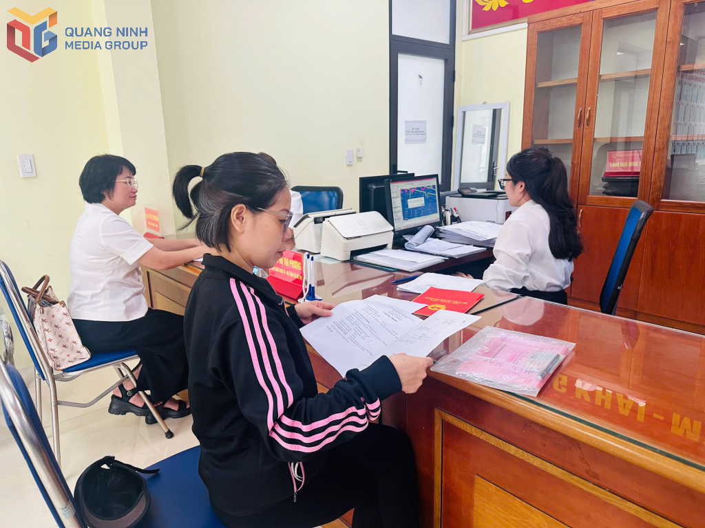 Người dân đến trụ sở UBND phường Cẩm Sơn giải quyết thủ tục hành chính.