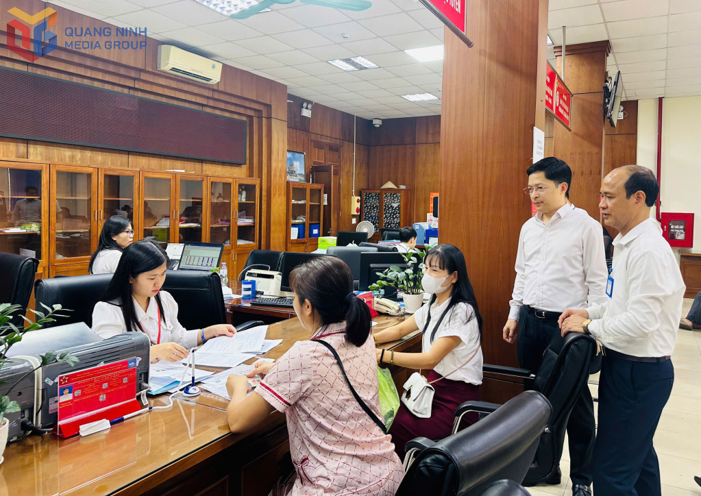 Lãnh đạo TP Cẩm Phả kiểm tra việc vận hành thử nghiệm tại chi nhánh Trung tâm phục vụ hành chính công TP Cẩm Phả.