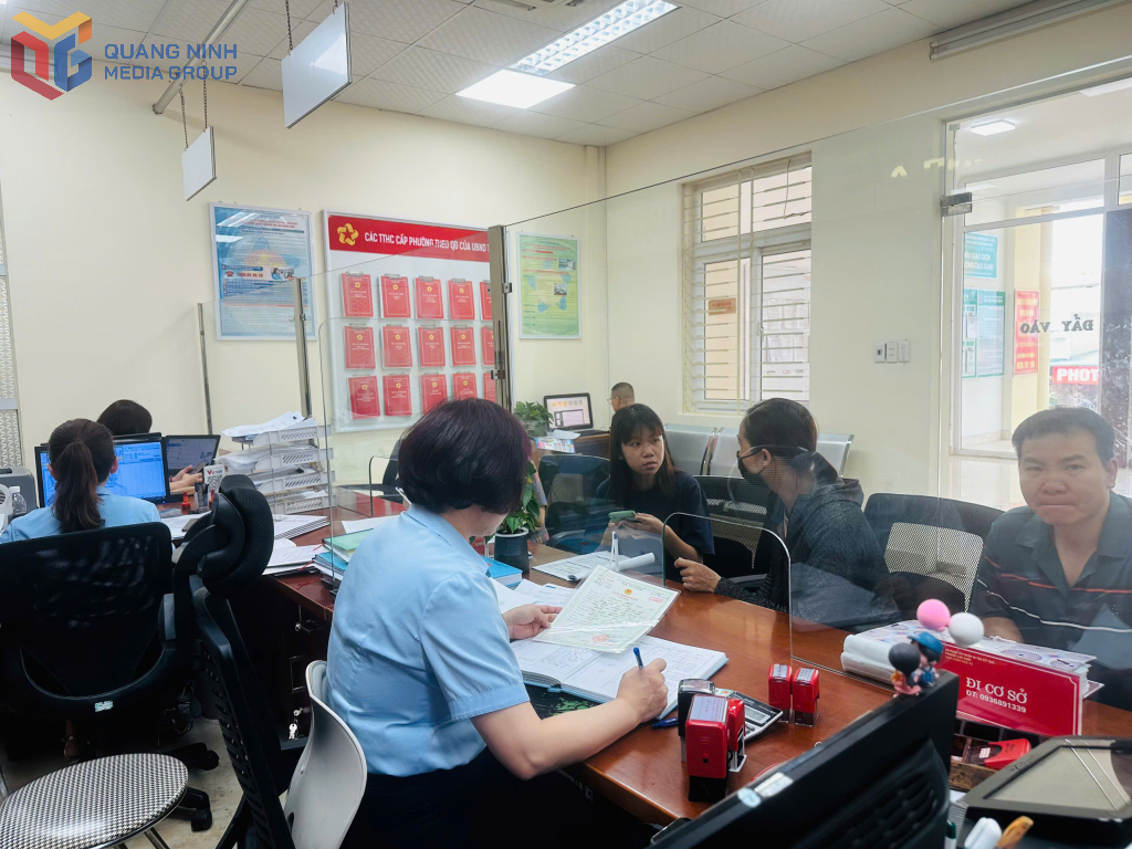 Cán bộ phường Cao Xanh (TP Hạ Long) giải quyết thủ tục hành chính cho người dân.