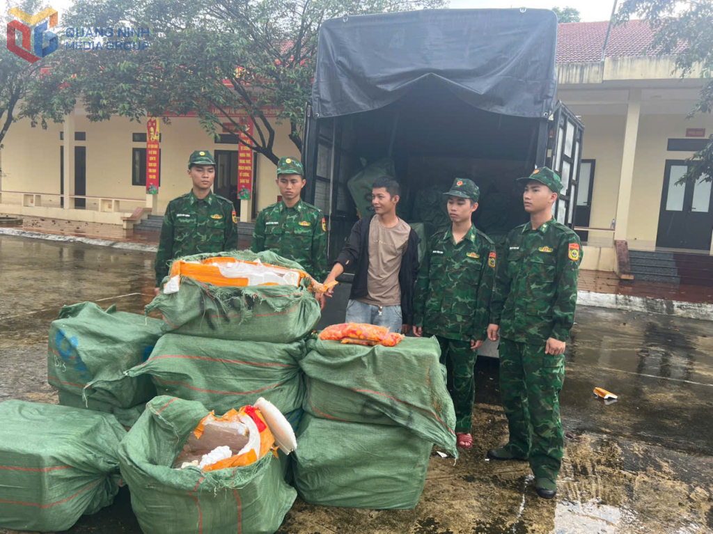Đối tượng Thủy và tang vật bị BĐBP bắt giữ.