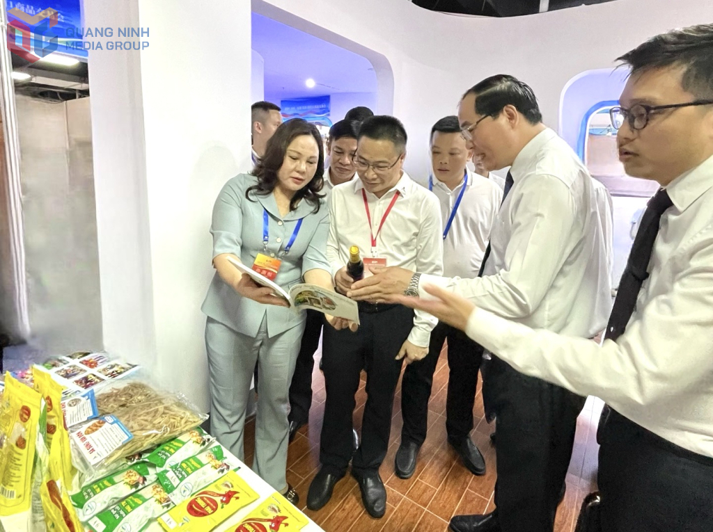 Lãnh đạo Sở Công Thương giới thiệu, quảng bá nông sản, sản phẩm OCOP Quảng Ninh đến bạn bè quốc tế tại Hội chợ thương mại xuất nhập khẩu ASEAN - Trung Quốc 2024.