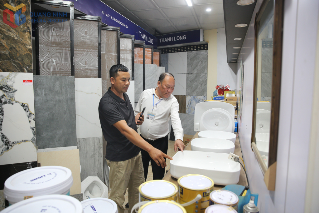 Cán bộ xã Hiệp Hòa tăng cường bám sát cơ sở, vừa nắm bắt tình hình dư luận xã hội, vừa kịp thời tuyên truyền, động viên, để người dân và doanh nghiệp yên tâm, đồng lòng cùng chính quyền thực hiện tốt các nhiệm vụ phát triển kinh tế - xã hội trong giai đoạn mới.
