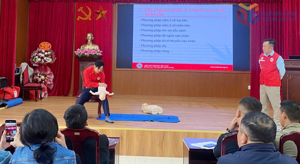 Cán bộ Hội CTĐ tỉnh hướng dẫn các kỹ năng về sơ cấp cứu ban đầu cho các tình nguyện viên, ngư dân huyện Vân Đồn để ứng phó với thiên tai, tháng 3-/2025. Ảnh: Dương Trường