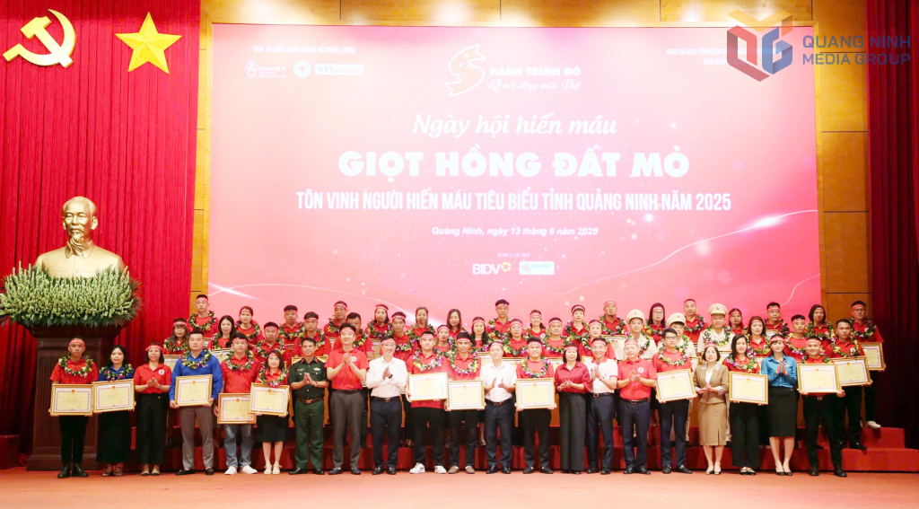 12 hộ gia đình và 29 cá nhân tiêu biểu xuất sắc trong phong trào hiến máu tình nguyện được UBND tỉnh tôn vinh, khen thưởng năm 2025.