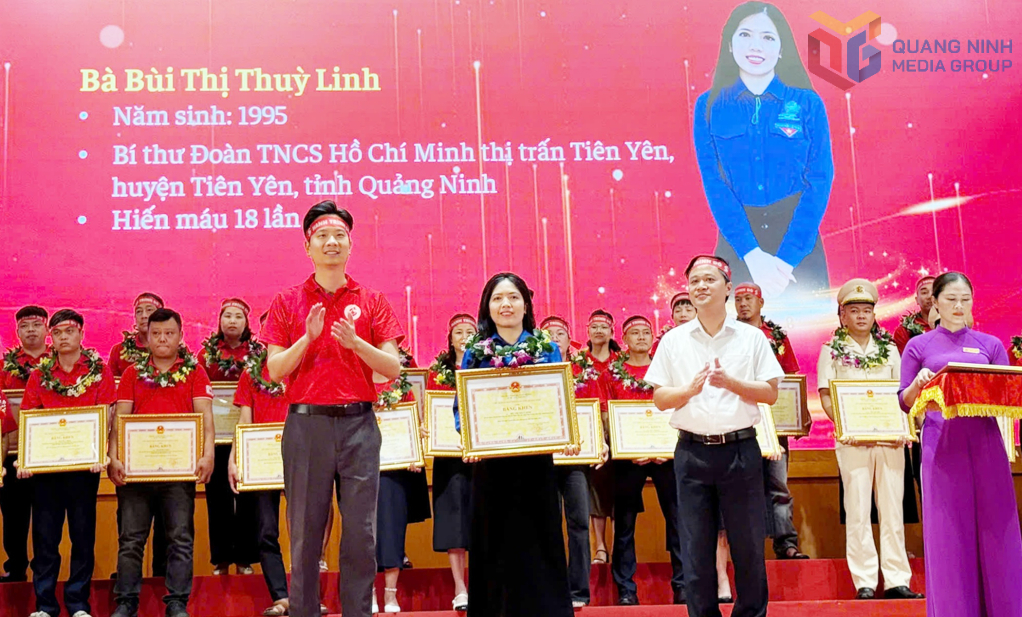 Chị Bùi Thị Thùy Linh, Bí thư Đoàn thanh niên thị trấn Tiên Yên (huyện Tiên Yên) được UBND tỉnh tặng Bằng khen có thành tích tiêu biểu trong phong trào hiến máu tình nguyện năm 2025.