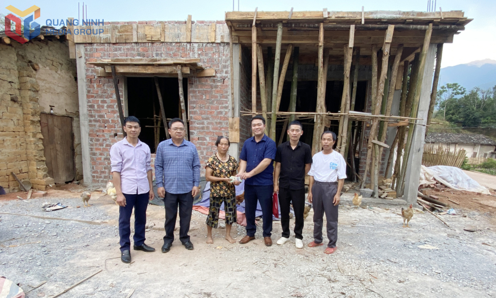 Xã Lục Hồn trao kinh phí hỗ trợ xây nhà mới cho hộ nghèo trên địa bàn xã.