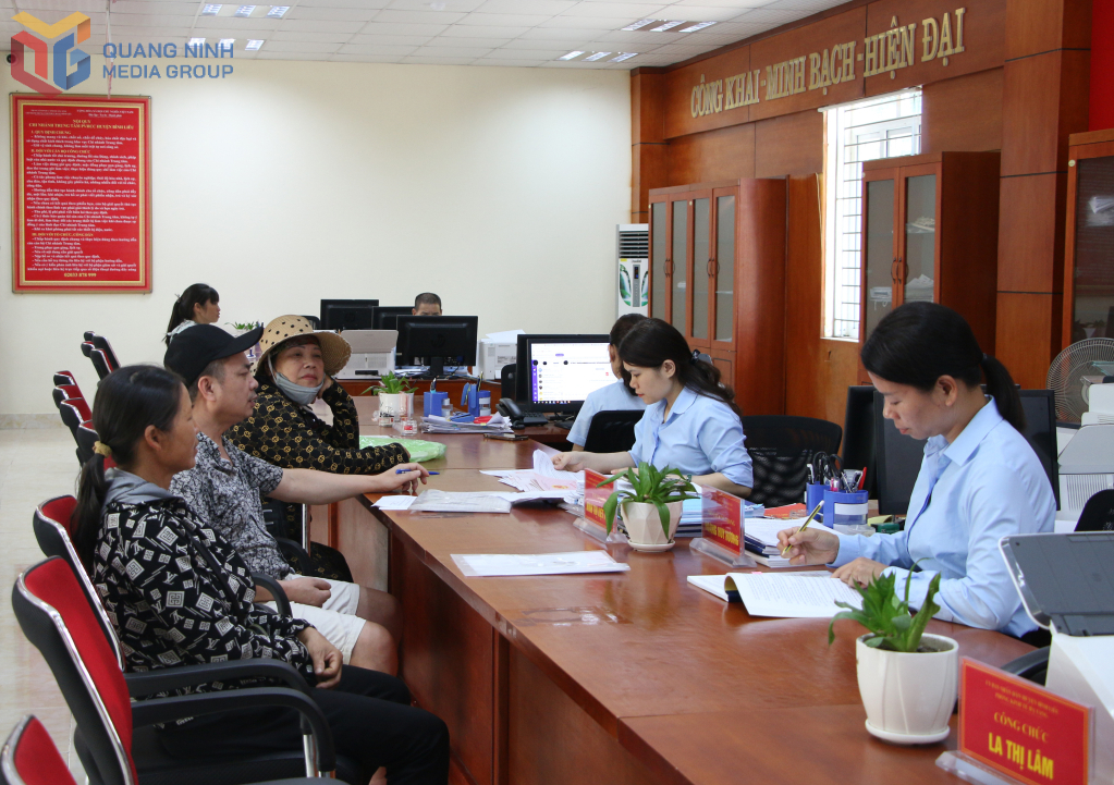 Cán bộ Trung tâm Phục vụ HCC xã Bình Liêu hướng dẫn người dân giải quyết TTHC.
