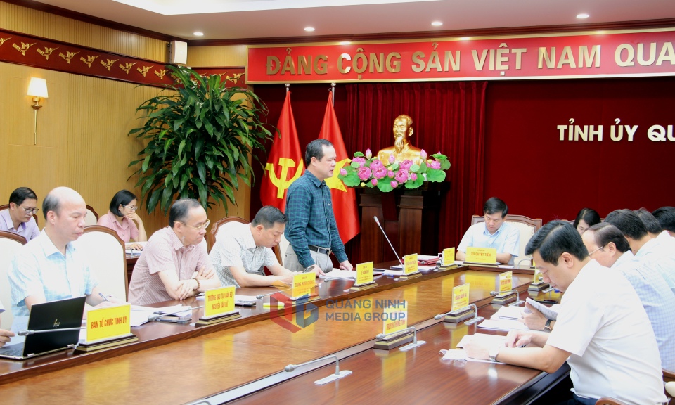 Đồng chí Điệp Văn Chiến, Trưởng Ban Nội chính Tỉnh ủy, phát biểu tại hội nghị.