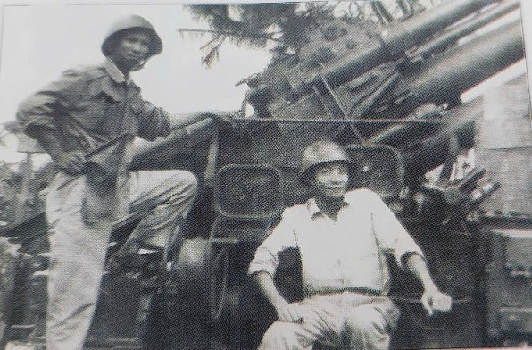 Nhà báo Mạnh Trử (bên trái) tại trận địa phòng không mỏ Hà Tu năm 1972. Ảnh tư liệu.