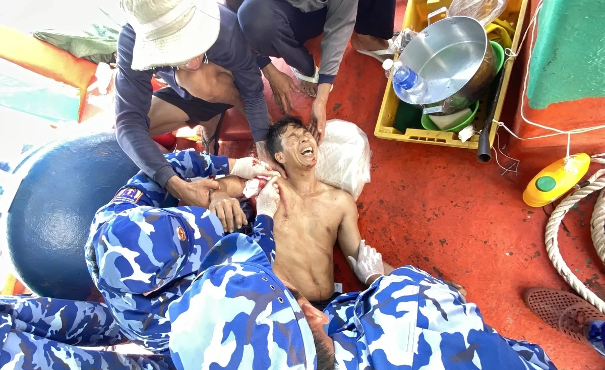 Tàu cảnh sát biển kịp thời cứu thuyền viên bị dây tời cuốn vào người - Ảnh 1. Tàu cảnh sát biển kịp thời cứu thuyền viên bị dây tời cuốn vào người - Ảnh 1.