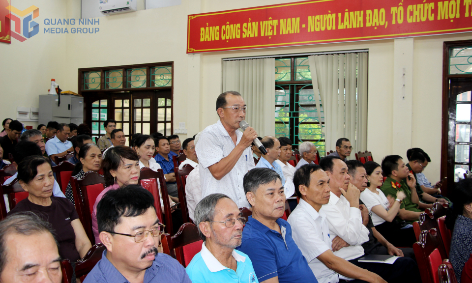 Cử tri phường Vàng Danh trình bày ý kiến tại hội nghị tiếp xúc cử tri.