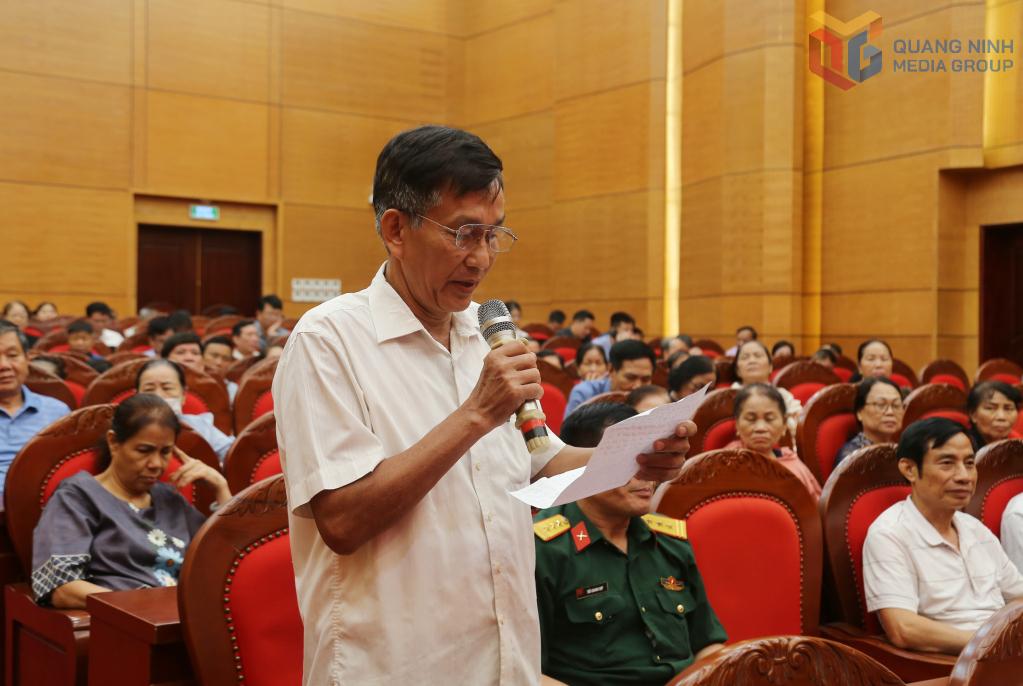 Cử tri Nguyễn Duy Tiến, phường Hồng Hà, phát biểu tại hội nghị.