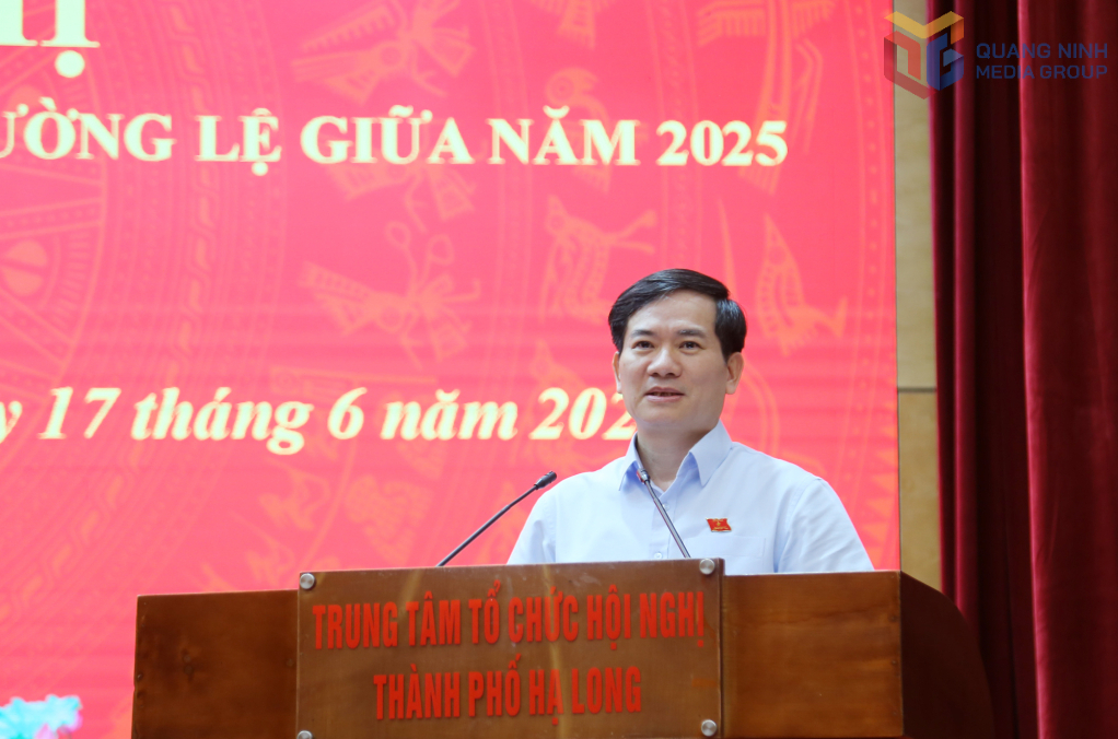 Đồng chí Vũ Quyết Tiến, Phó Bí thư Tỉnh ủy, Tổ trưởng Tổ đại biểu HĐND tỉnh tại TP Hạ Long, phát biểu tại hội nghị.