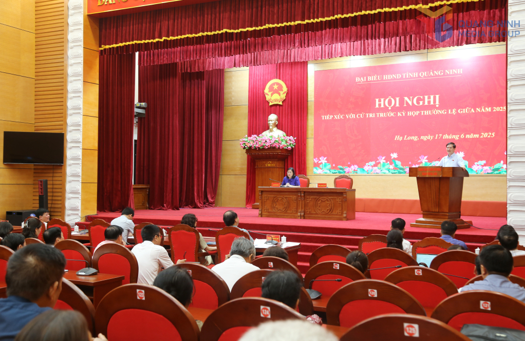 Quang cảnh hội nghị tiếp xúc cử tri.