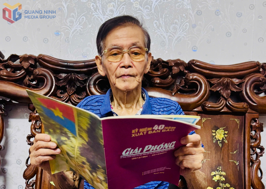 Ông Lương Hùng Thanh xem lại những tờ báo cũ.