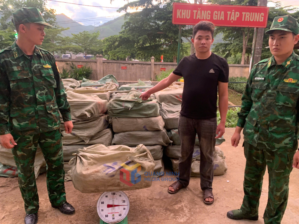 Đối tượng Phù Dảu Sềnh và tang vật bị BĐBP bắt giữ