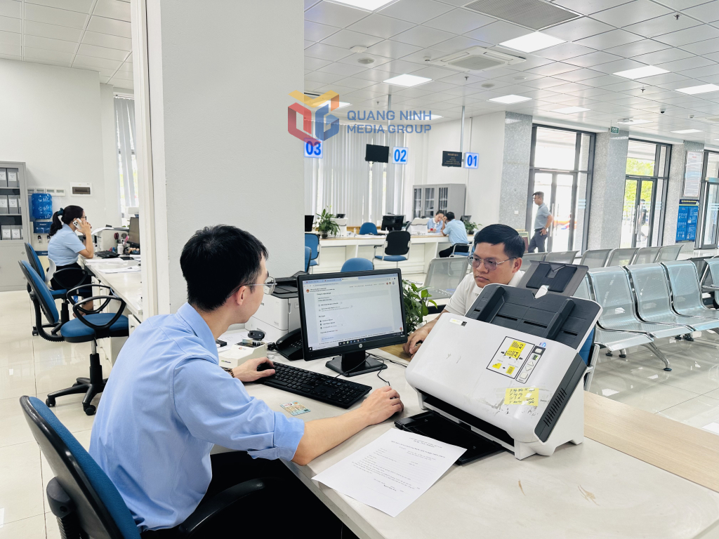 Nhân viên Trung tâm Phục vụ hành chính công tỉnh giải quyết thủ tục hành chính cho doanh nghiệp.