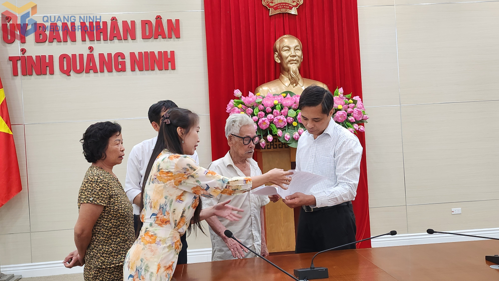 Đồng chí Vũ Văn Diện, Phó Chủ tịch Thường trực UBND tỉnh trò chuyện, lắng nghe tâm tư, nguyện vọng của các hộ tại buổi đối thoại ngày 21/5/2025.