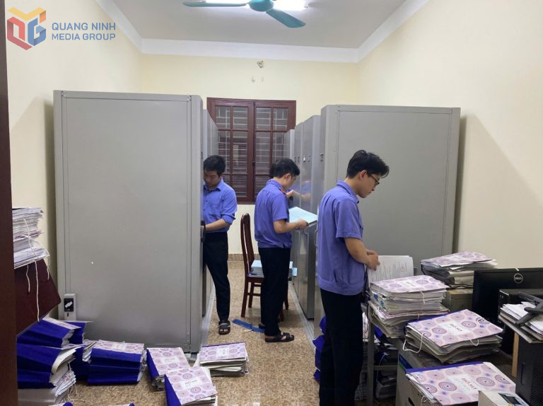 VKSND huyện Tiên Yên rà soát, sắp xếp hồ sơ, tháng 4/2025. Ảnh: Đơn vị cung cấp