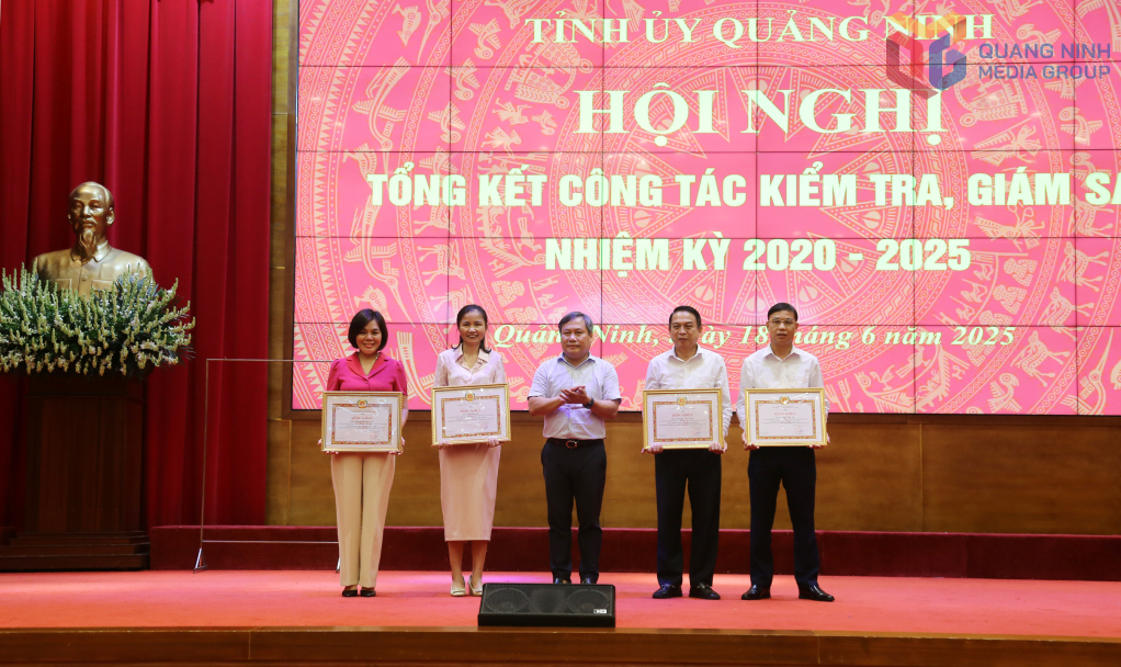Đồng chí Bí thư Tỉnh ủy trao Bằng khen của Ban Thường vụ Tỉnh ủy cho các cá nhân có thành tích xuất sắc.