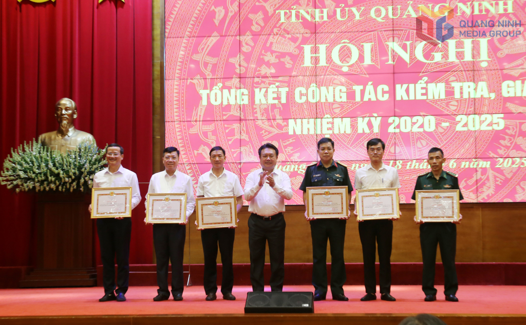 Đồng chí Nguyễn Đức Thành, Chủ nhiệm Ủy ban Kiểm tra Tỉnh ủy trao Giấy khen của Ủy ban Kiểm tra Tỉnh ủy cho các tập thể.