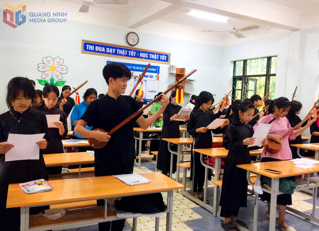 Trường THCS Lục Hồn (huyện Bình Liêu) thường xuyên tổ chức các buổi học ngoại khóa dạy đàn tính, hát then cho học sinh. Ảnh: Phạm Học
