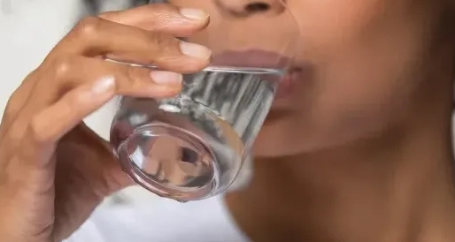 7 cách hạ nhiệt mùa hè hiệu quả không dùng điều hòa - Ảnh 1.