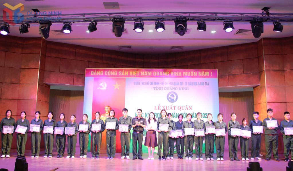 Đại diện lãnh đạo Trung Đoàn 244 (Bộ Chỉ huy Quân sự tỉnh) và Cung Văn hóa thanh thiếu nhi tỉnh tặng quà cho các em học sinh tham gia chương trình 