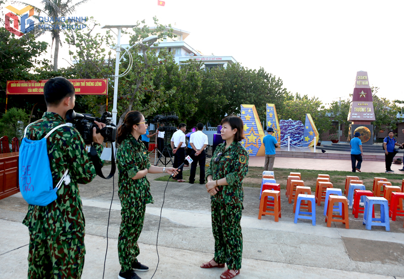 Nhà báo Hoàng Thu Quỳnh và quay phim Lý Văn Cường tác nghiệp tại đảo Trường Sa lớn.