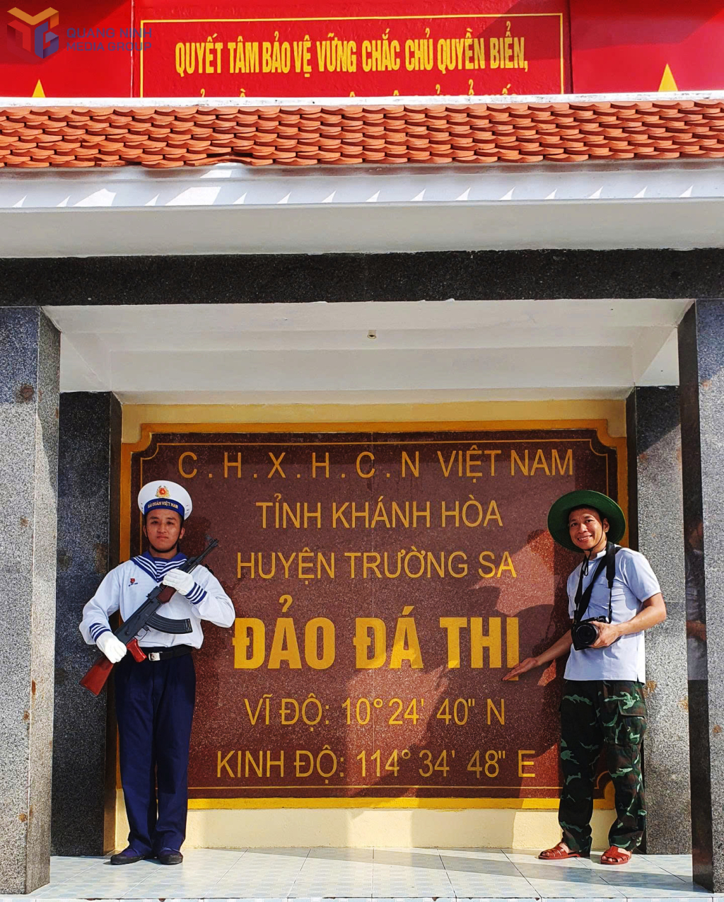 Nhà báo Lê Nam chụp ảnh kỷ niệm tại đảo Đá Thị trong chuyến công tác tại Trường Sa tháng 3/2025.