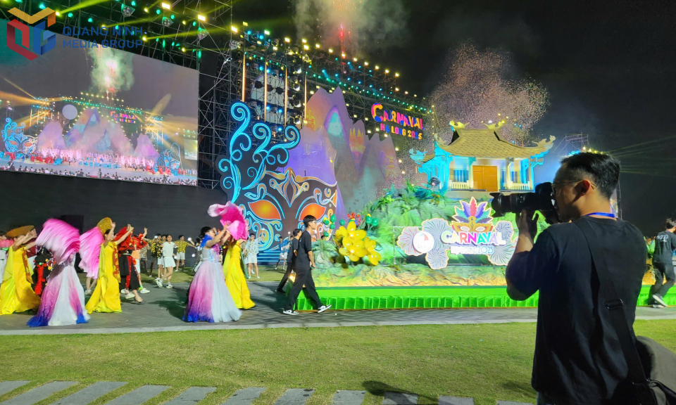 Phóng viên QMG tác nghiệp tại Carnaval Hạ Long 2025.