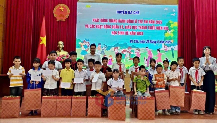 Lãnh đạo huyện Ba Chẽ  trao tặng quà cho trẻ em có hoàn cảnh khó khăn tại chương trình phát động Tháng hành động vì trẻ em và các hoạt động quản lý, giáo dục thanh thiếu niên, học sinh hè năm 2025.