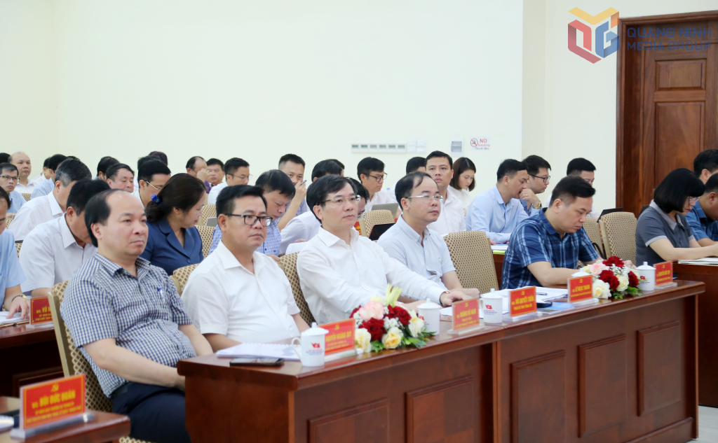 Đồng chí Vũ Quyết Tiến, Phó Bí thư Tỉnh ủy cùng các đại biểu dự hội nghị của Ban Chấp hành Đảng bộ tỉnh.