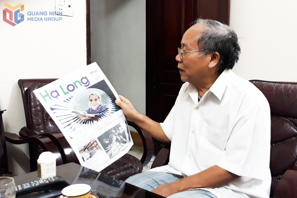 Nhà thơ Nhuận Minh đọc Báo Hạ Long.