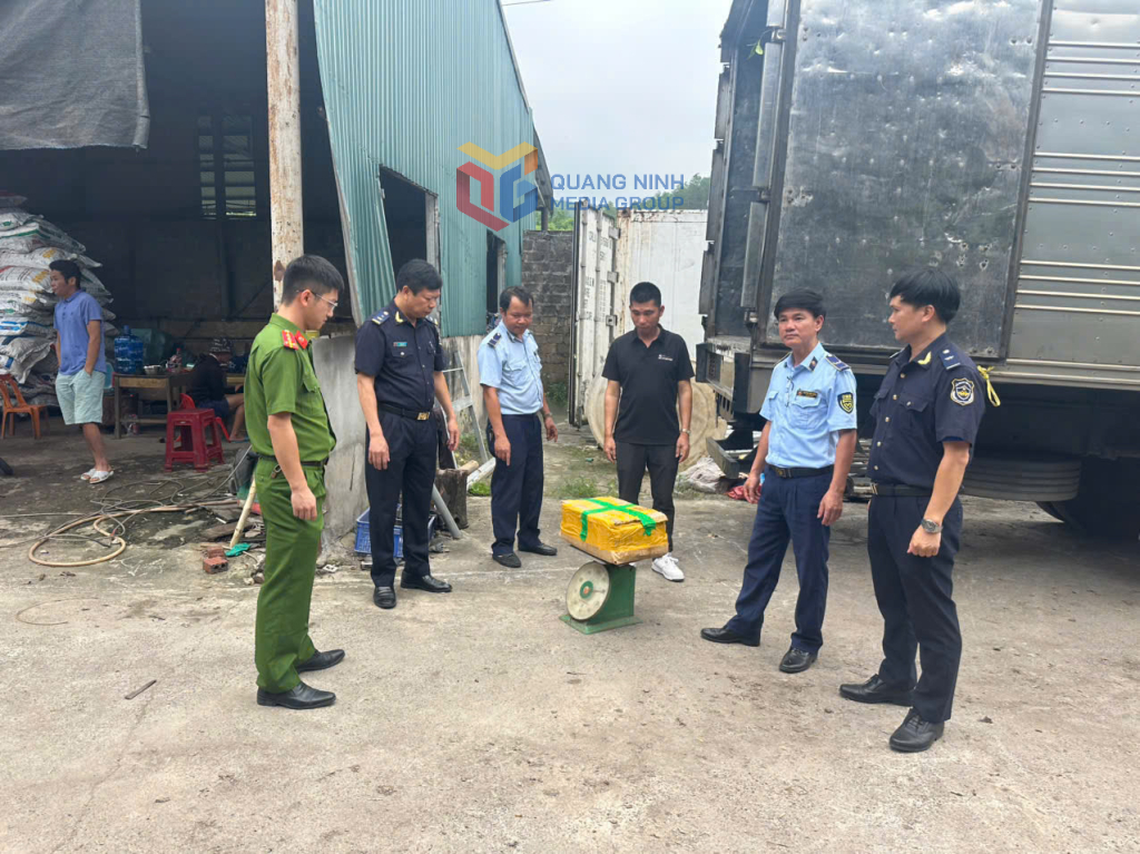 Lực lượng chức năng TP Móng Cái bắt giữ kho hàng hơn 26 tấn thực phẩm không rõ nguồn gốc xuất xứ tại thôn 5, xã Quảng Nghĩa (Móng Cái) ngày 27/5
