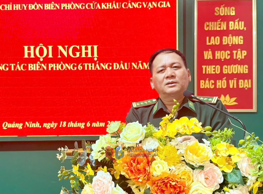 Đại tá Trần Văn Thanh, Phó Chỉ huy trưởng, Tham mưu trưởng BĐBP tỉnh phát biểu chỉ đạo hội nghị tại Đồn Biên phòng cửa khẩu cảng Vạn Gia.