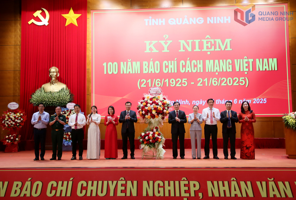Tỉnh Quảng Ninh tặng hoa chúc mừng kỷ niệm 100 năm Ngày Báo chí Cách mạng Việt Nam, 97 năm Báo Than, 62 năm Báo Quảng Ninh ra số đầu tiên, 42 năm phát song Truyền hình Quảng Ninh.