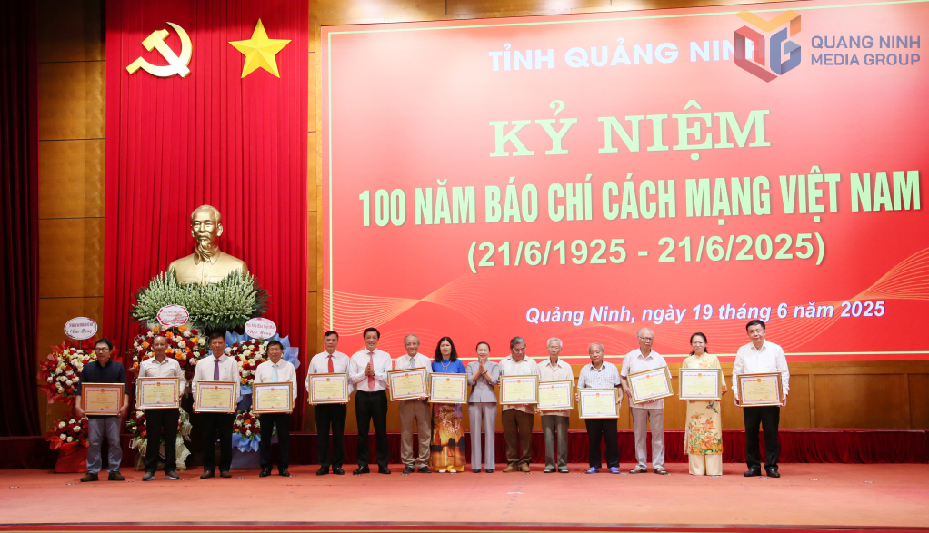 Đồng chí Vũ Quyết Tiến, Phó Bí thư Tỉnh ủy trao Bằng khen của UBND tỉnh cho các tập thể có thành tích xuất sắc.