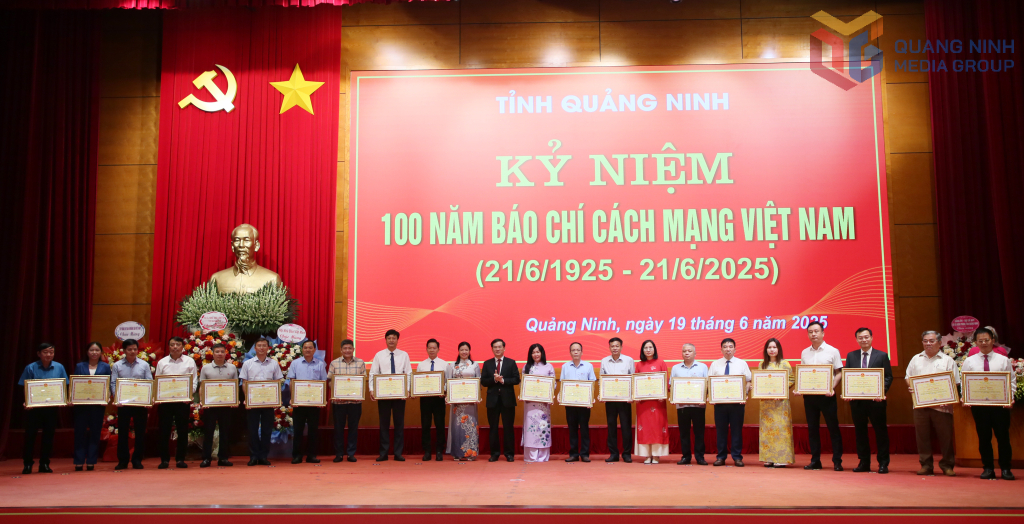 Đồng chí Vũ Quyết Tiến, Phó Bí thư Tỉnh ủy trao Bằng khen của UBND tỉnh cho các tập thể có thành tích xuất sắc.