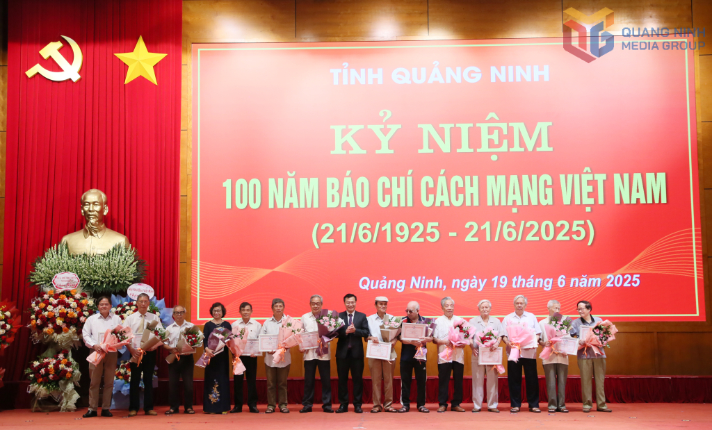 Hội Nhà báo tỉnh mừng thọ các nhà báo cao tuổi.